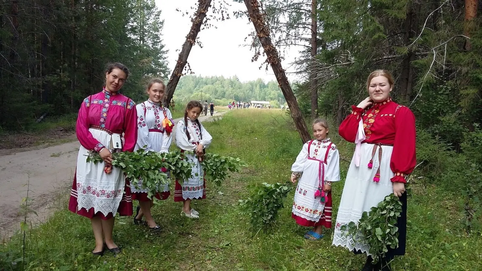 Участницы этнографической программы «Чуманок» в традиционных костюмах