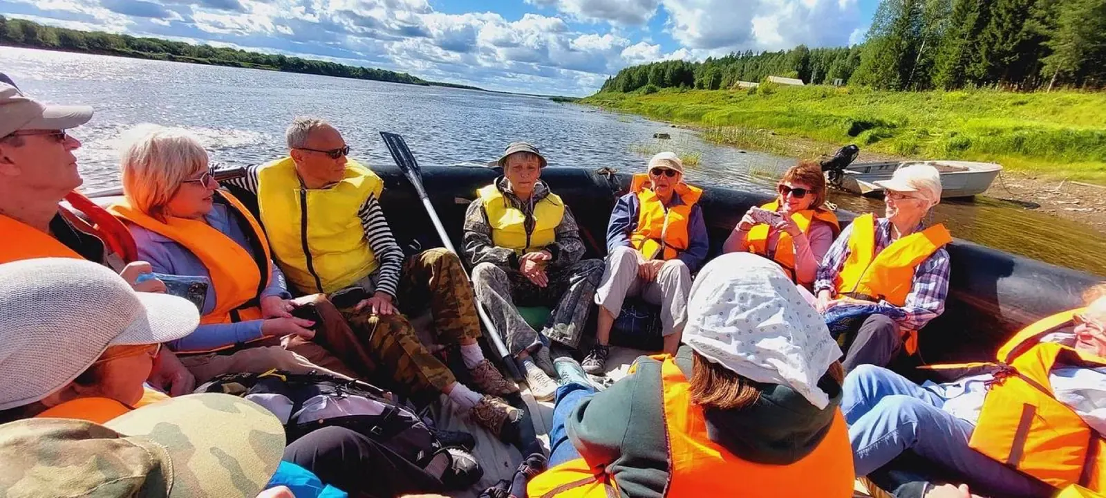Участники программы «В поисках Биармии» в лодке на Белом море